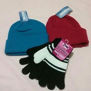 NWT. Women's gloves and hats.